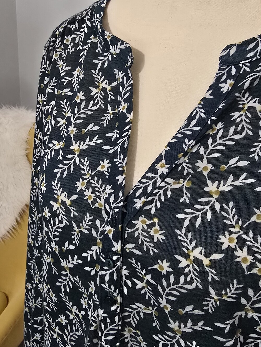 H&M Women’s Green Leaf-Print Henley Blouse, S - Picture 3 of 6